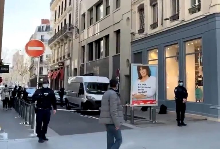 VIDEO | Lovitură ca la Hollywood: furgon blindat, jefuit în centrul Lyon-ului. Hoții reuşesc să fugă cu o pradă estimată la 275.000 de euro, bijuterii şi metale preţioase