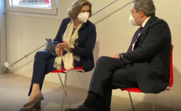 Premierul Italiei şi soţia s-au vaccinat cu serul de la AstraZeneca