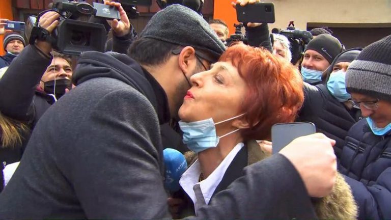 Mihai Gâdea a îmbrățișat-o pe Flavia Groșan, după audierea acesteia în Colegiul Medicilor