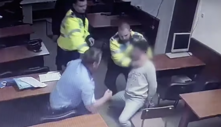 Filmare șocantă cu polițiștii-torționari: acum trei ani, au strangulat un bărbat, chiar în Secția 16