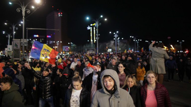 Sute de manifestanţi au ajuns din Piaţa Victoriei la Palatul Cotroceni şi scandează ”Jos Arafat!”, ”Jos sistemul!”