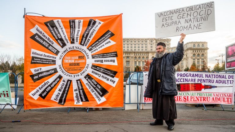 Jandarmeria: Organizatorul protestului împotriva vaccinării obligatorii desfăşurat la Palatul Parlamentului, amendat cu 7.000 de lei