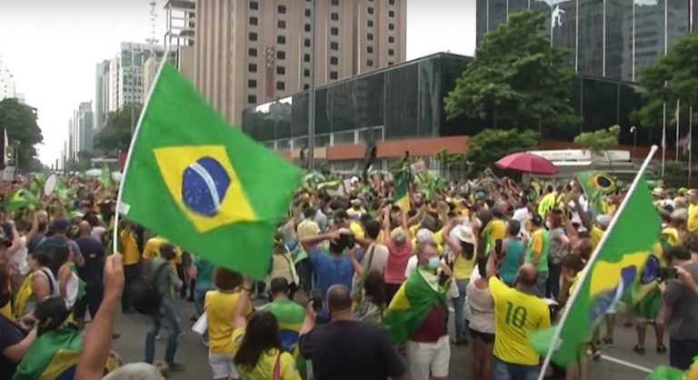 Brazilia, doborâtă de COVID. Proteste în întreaga ţară: „Asasinule! Pleacă, Bolsonaro!”