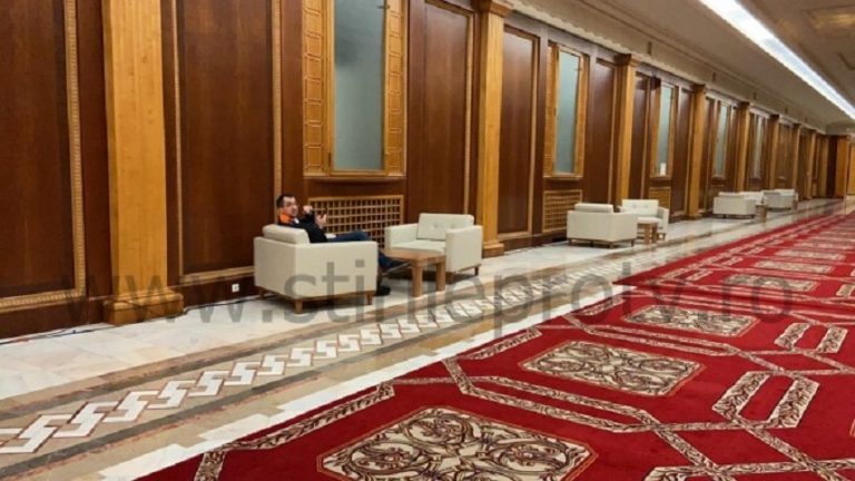 Vlad Voiculescu, fotografiat fără mască pe holurile Parlamentului. Reacția fostului său consilier