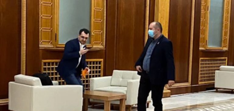 Voiculescu a fost amendat cu suma de 1.500 lei pentru că nu a purtat mască în Parlament
