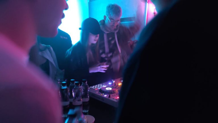 VIDEO | Presupusa fiică ilegitimă a lui Putin a încins atmosfera într-un club din Moscova. Jurnaliștii s-au călcat în picioare ca să o filmeze