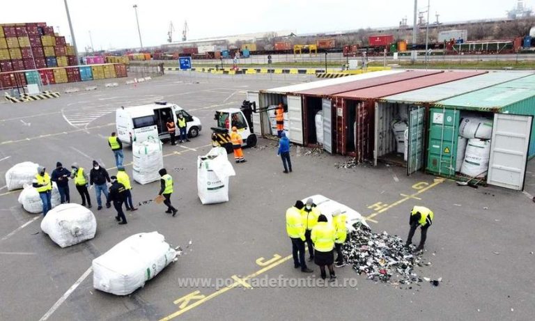 Containere încărcate cu deşeuri, unele periculoase, au fost găsite în Portul Constanţa Sud Agigea