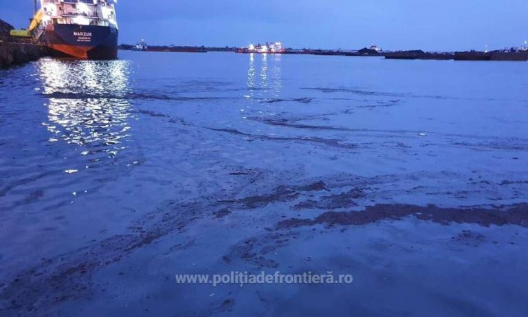 VIDEO | Poluare în Portul Constanţa, într-o zonă unde se afla o barjă încărcată cu cărbune vrac