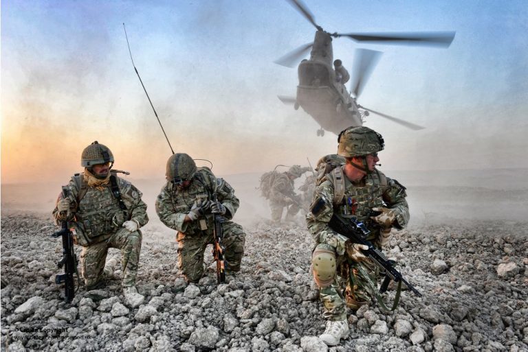 Fost atașat britanic la Kabul: „Va fi cea mai groaznică și mai cumplită trădare”. Translatorii, fața mai puțin cunoscută a retragerii din Afganistan