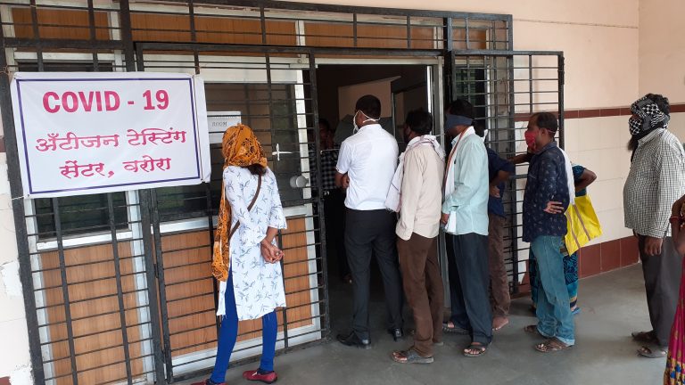 O mutație locală a coronavirusului „îneacă” India în noi infecții