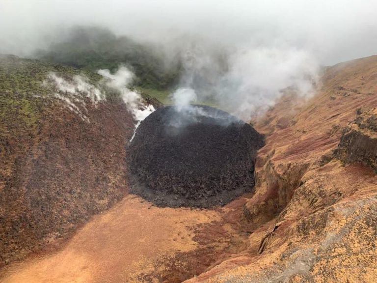 Erupție iminentă. Alertă roşie în insula St Vincent: locuitorii vor fi evacuați