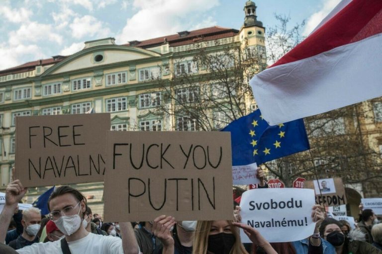 VIDEO | „Nu avem un şef de stat, ci o marionetă a Kremlinului”. Manifestaţii în Cehia împotriva preşedintelui Milos Zeman