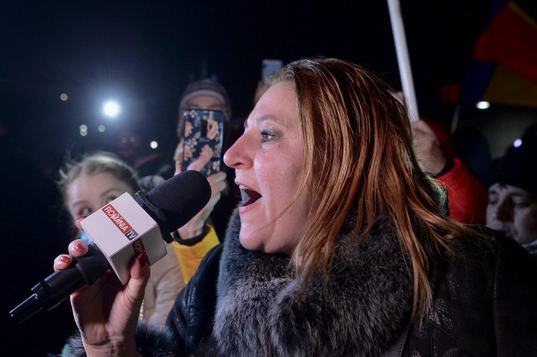 VIDEO | Diana Șoșoacă, în vilegiatură: S-a luat la harță cu localnicii care încercau să alunge urșii de pe Transfăgărășan