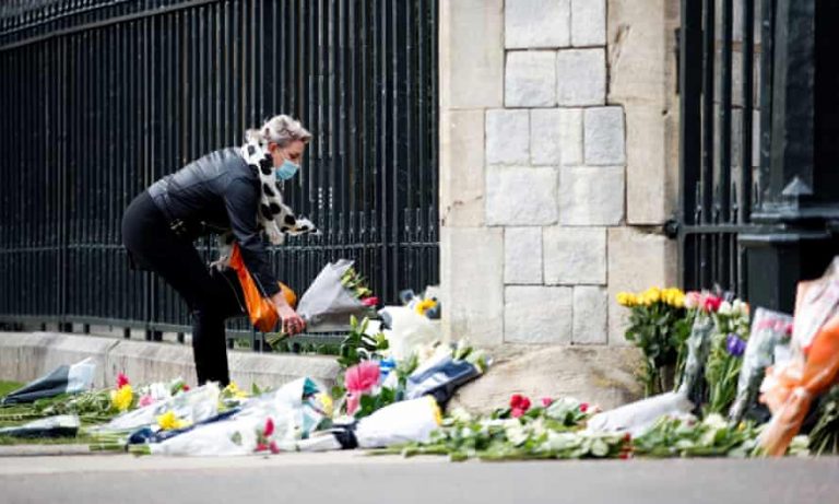 VIDEO | Funeraliile prinţului Philip: Britanicii i-au adus un ultim omagiu, la castelul Windsor sau la pub-ul ”Duke of Edinburgh”