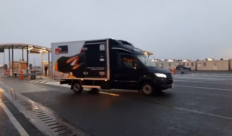 VIDEO | A sosit prima tranșă de vaccin Johnson & Johnson, suspendat în UE. Ce se va întâmpla cu zecile de mii de doze