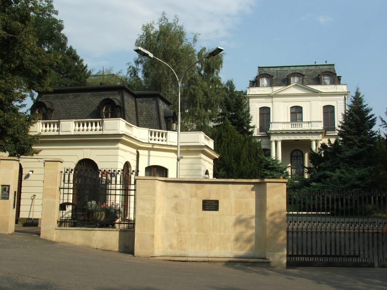 Ambasada Rusiei de la Praga, somată să elibereze o jumătate de hectar din suprafața ocupată. Reacția părții ruse