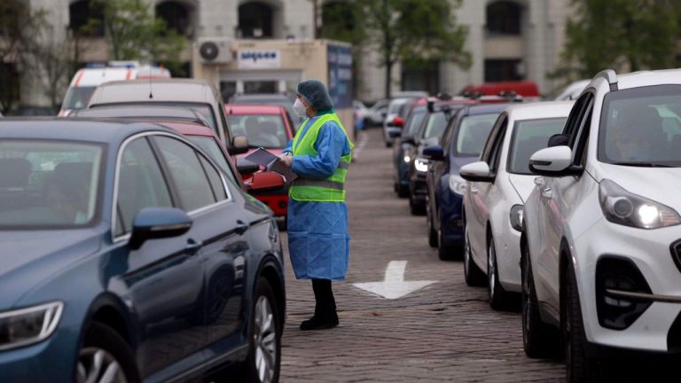 Coadă la centrul de vaccinare drive-thru din Piața Constituției. Primii doritori s-au așezat la rând de la 6 dimineața