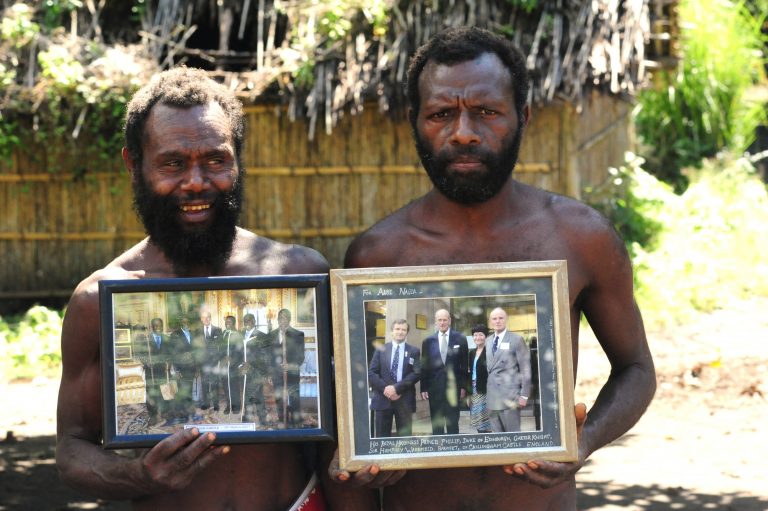 Prințul Philip, considerat zeu de către un trib din Vanuatu. Căpetenie: „Spiritul prințului i-a părăsit trupul, dar continuă să trăiască”