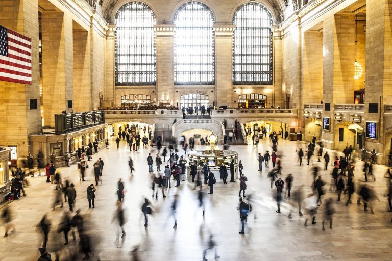 Tulpina britanică, dominantă în SUA. Tot mai mulţi americani tineri, spitalizaţi