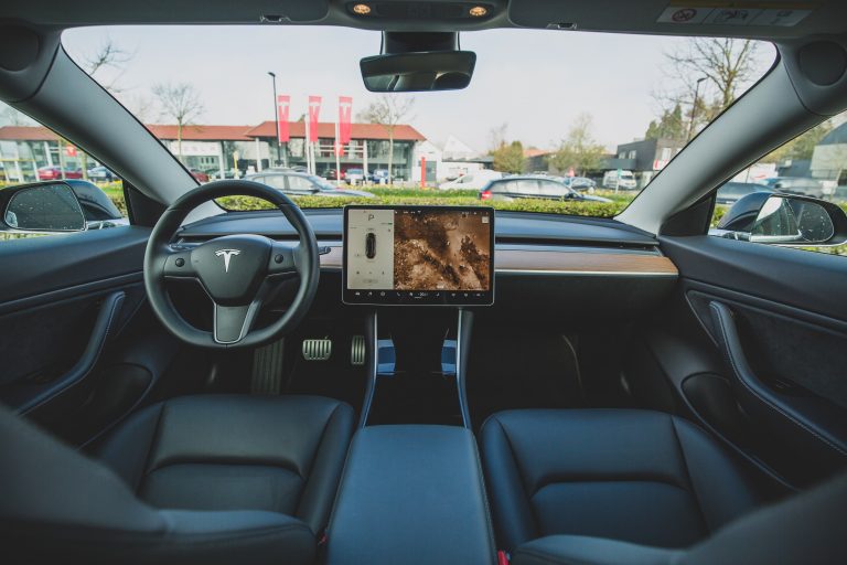 Doi bărbaţi au murit într-un accident la bordul unei Tesla. Vehiculul ar fi fost pe pilot automat