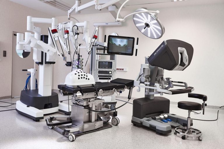Chirurgia robotică, blocată de lipsa banilor la Institutul Clinic Fundeni. Robotul da Vinci, cu care se făceau operaţii de mare fineţe, este scos din uz