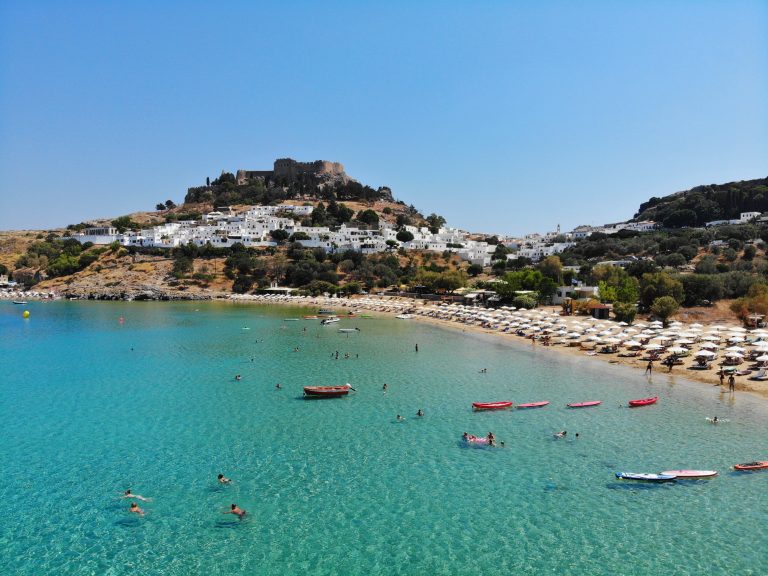 Experiment în insula Rodos: 200 de turiști vor petrece 8 zile într-un resort pentru a testa riscul unei vacanțe în pandemie