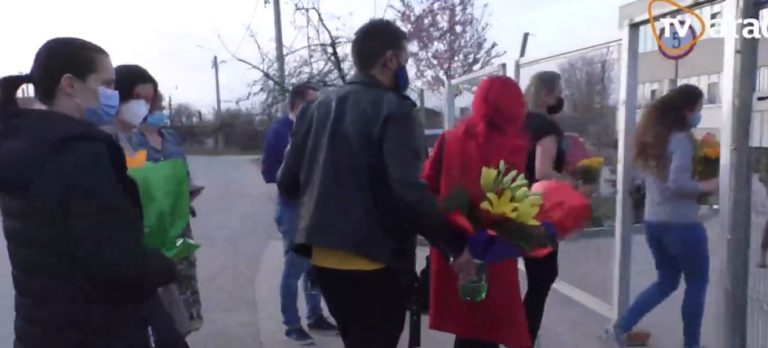 VIDEO | Flori pentru medicii care tratează bolnavi de Covid, la Spitalul Judeţean Arad