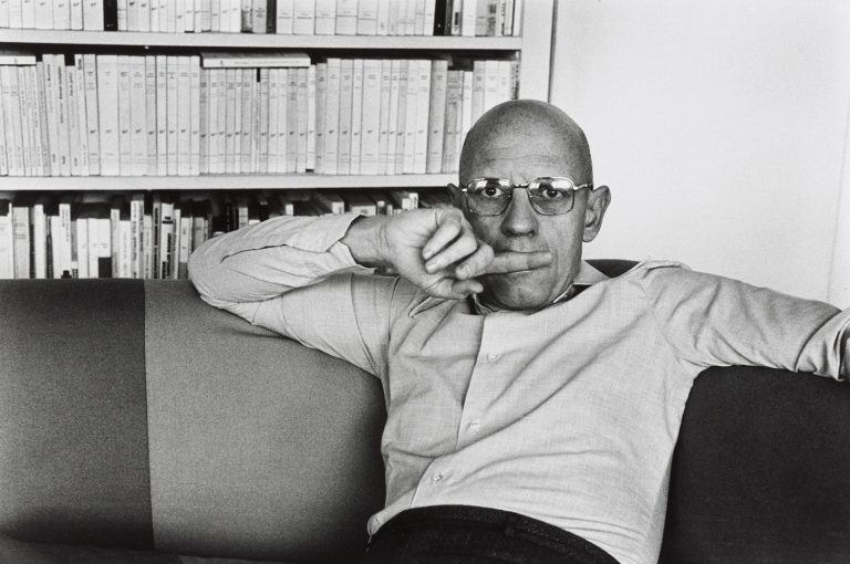 Scandal în mediul intelectual francez. Michel Foucault, emblema războiului cultural din SUA, abuza copii în cimitirele din Tunisia