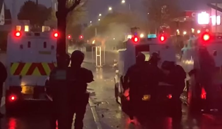 VIDEO | Violențele continuă în Irlanda de Nord. Atmosferă ca în anii „Tulburărilor”