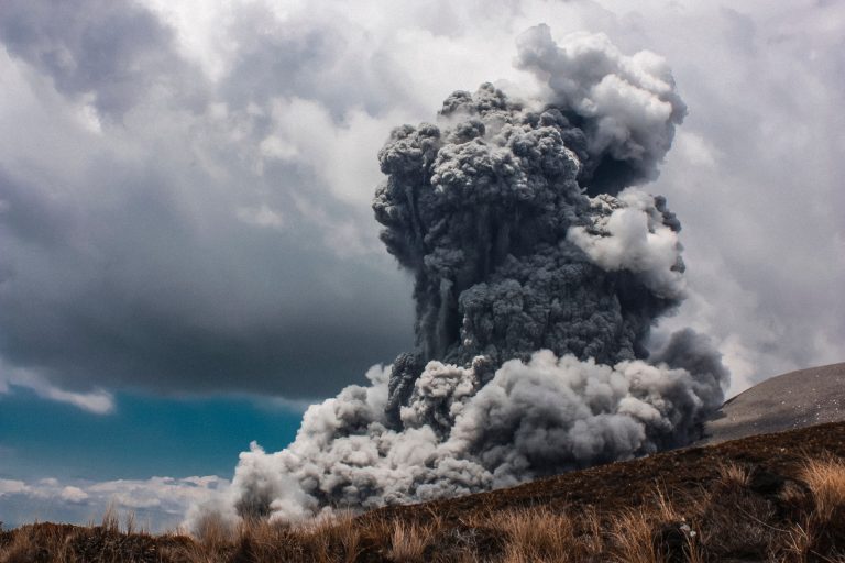 Thriller-ul GRU se extinde: Bulgaria anchetează rolul jucat de mai mulți ruşi în exploziile produse la patru depozite de armament de pe teritoriul ţării