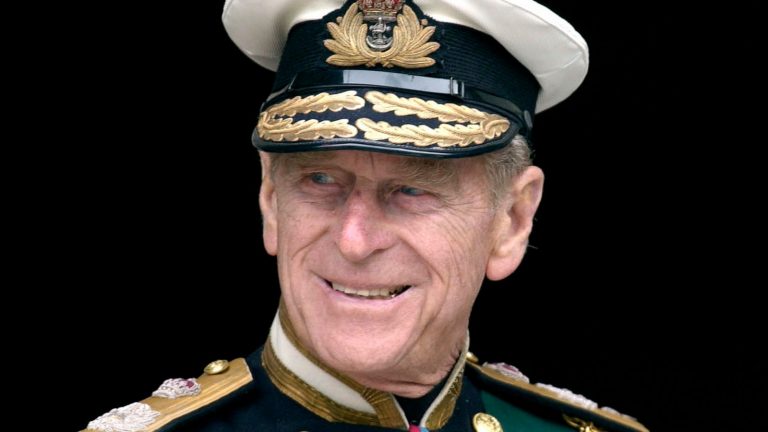 VIDEO | Britanicii îl omagiază pe prinţul Philip cu buchete de flori şi mesaje de condoleanţe. Mesajele familiilor regale și liderilor politici din toată lumea