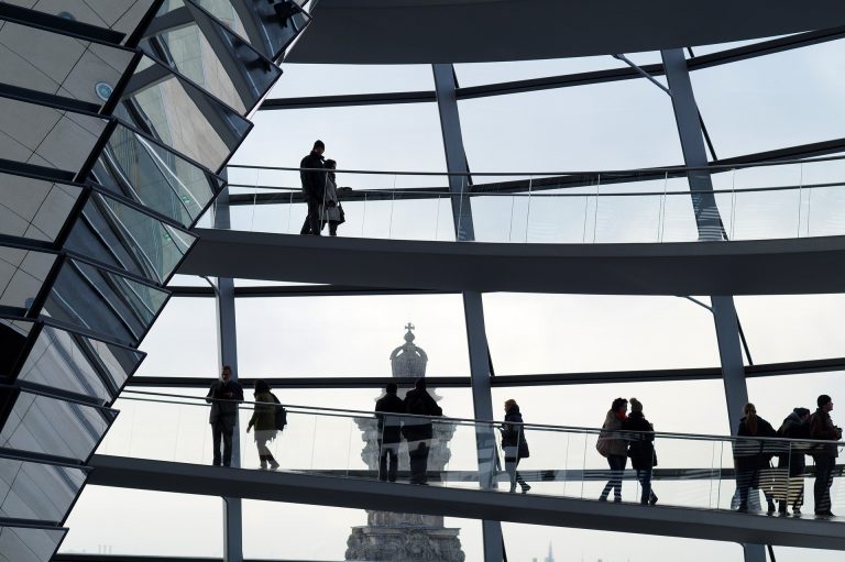 Germanii, îndemnaţi să se izoleze, de Paşte. Interdicţie de circulaţie pe timpul nopţii, în Berlin. Merkel, atac la şefii de land