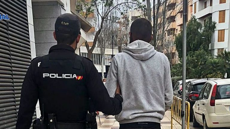 Un bărbat a amenințat cu o drujbă, într-un bar, când i s-a spus să-și pună masca