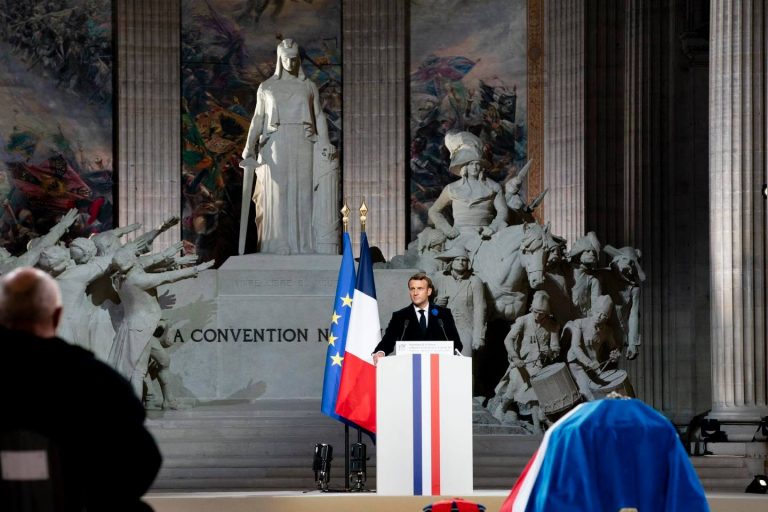 Unii îl numesc șarlatan, alții „Rasputin”. Controversatul istoric care a devenit poate cel mai influent consilier al lui Macron
