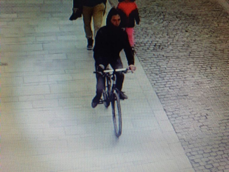 Bărbatul care a fugit după ce a accidentat cu bicicleta o fetiţă de doi ani s-a predat poliţiştilor