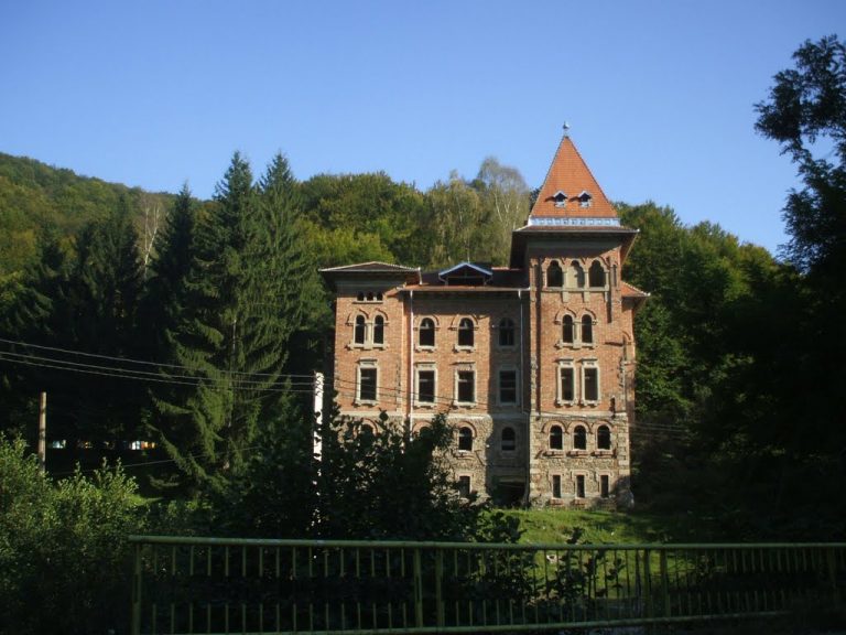 Castel abandonat din Apuseni, cumparat de lanțul hotelier Hilton