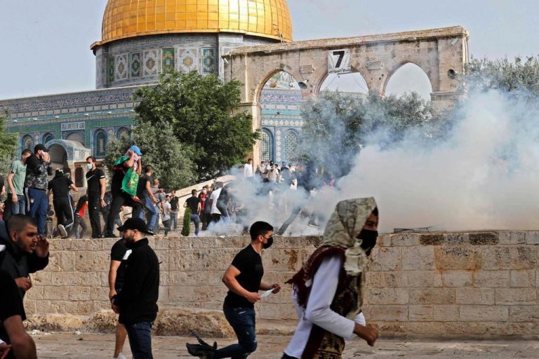 VIDEO | Noi confruntări pe Esplanada Moscheilor între palestinieni și polițiștii israelieni. Peste 200 de răniţi