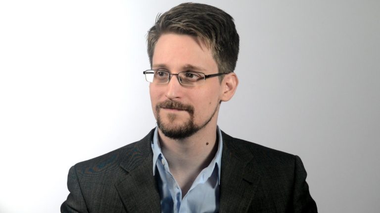 Putin i-a acordat cetăţenie rusă lui Edward Snowden