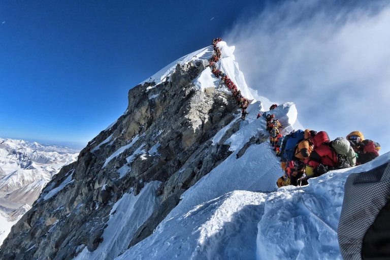 De teama Covid-19, China pune o graniță pe vârful Everestului pentru ca alpiniștii chinezi să nu se contamineze de la cei nepalezi
