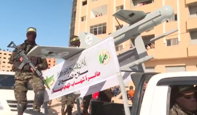 VIDEO |  Hamas, defilare cu lansatoare de rachete, mii de combatanți și o dronă