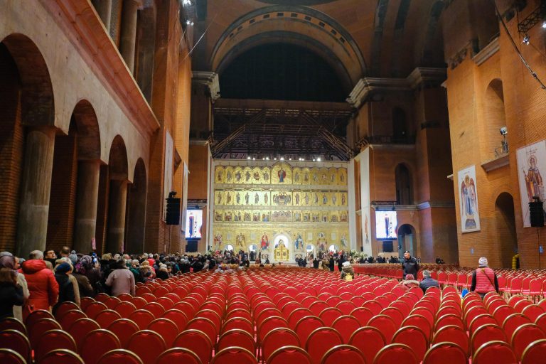 Ungureanu: Cum ar fi un centru de vaccinare în Catedrala Neamului, iar Patriarhul să coordoneze o asemenea campanie?