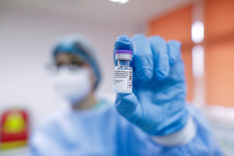 Nou record: Peste 15.000 de cazuri de Covid, peste 250 de morți, peste 400 de copii internați, aproape 1.500 de oameni la ATI
