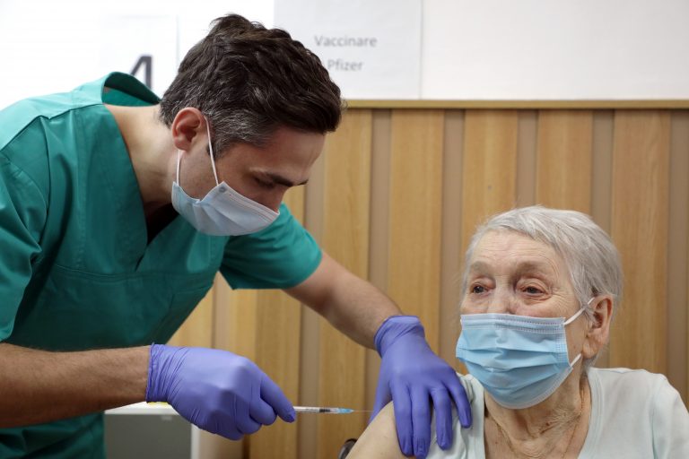 Gheorghiţă anunţă că în octombrie ar putea începe vaccinarea cu trei doze de ser anti-COVID a persoanelor imunodeprimate