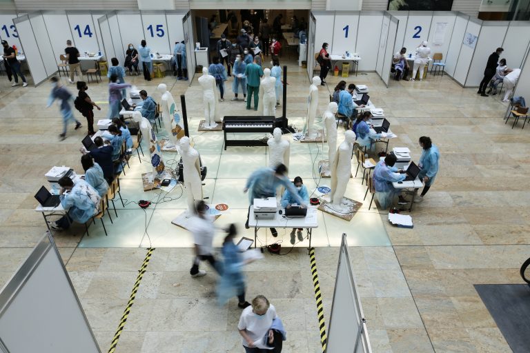 Medic: Impunerea certificatului verde la orice activitate ar fi rezolvat totul într-o lună