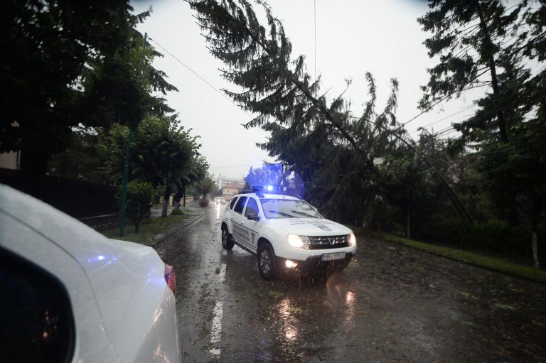 Alertă ANM: Cod roșu de vânt puternic, în rafale de peste 145 km/h, pentru judeţele Argeş, Prahova şi Dâmboviţa