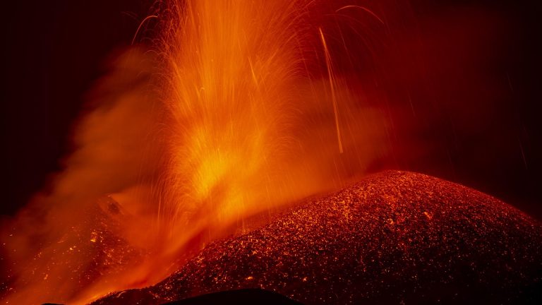 VIDEO | Vulcanul Etna a erupt din nou şi a ejectat o coloană de fum şi cenuşă la 4.000 de metri deasupra Siciliei