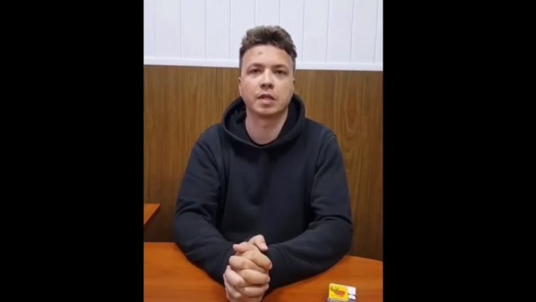 VIDEO | Primele imagini cu jurnalistul arestat în Belarus. Protasevici prezintă semne de violență