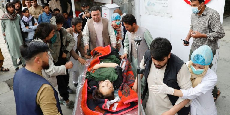 Afganistan | Triplă explozie într-o şcoală de băieţi de la Kabul. Cel puțin șase persoane ucise