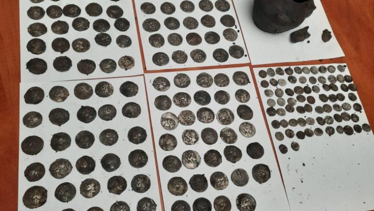 Peste 200 de monede antice, descoperite într-o pădure de lângă Buftea