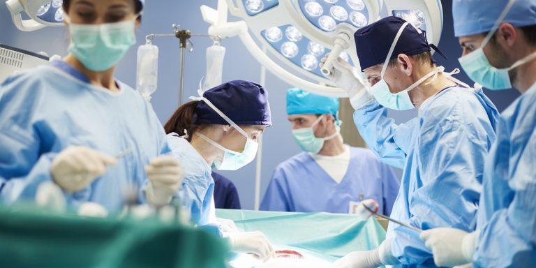 Chirurg de la Spitalul Floreasca, urmărit penal după ce, în timpul unei operaţii, a înţepat cu un electrocauter un coleg